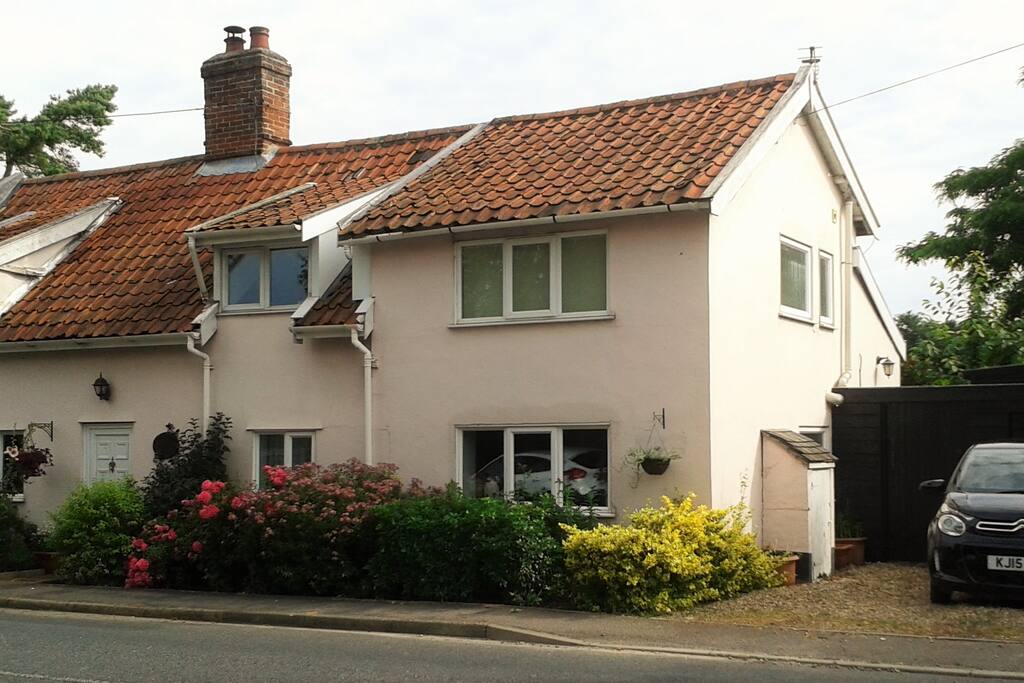 Suffolk 'pink' 200 year old cottage