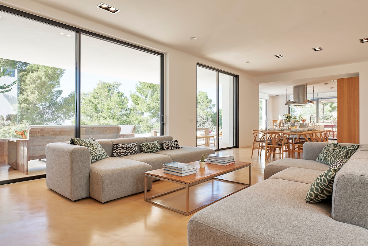 Top performing Airbnb: Villa with sea view and padel court in Sant Josep De Sa Talaia