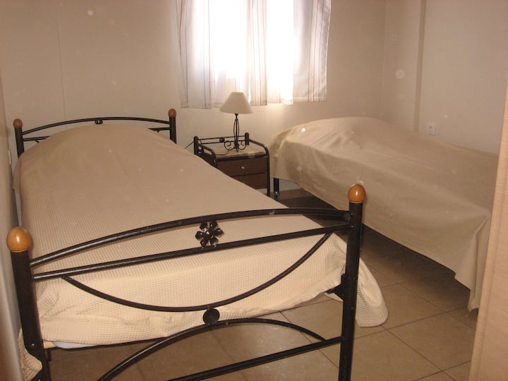 Dormitorio con dos camas individuales. 