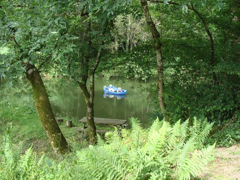 Etang privé avec barque