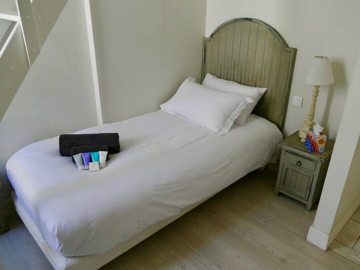 כן, דירת שלושה חדרי שינה בקאן: מיטת יחיד בחדר השינה השלישי