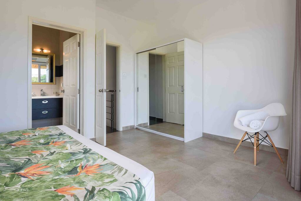 Chambre principale avec salle d'eau en suite