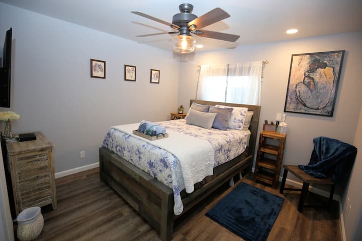 Glavna spavaća soba
s 50-inčnim Smart TV-om