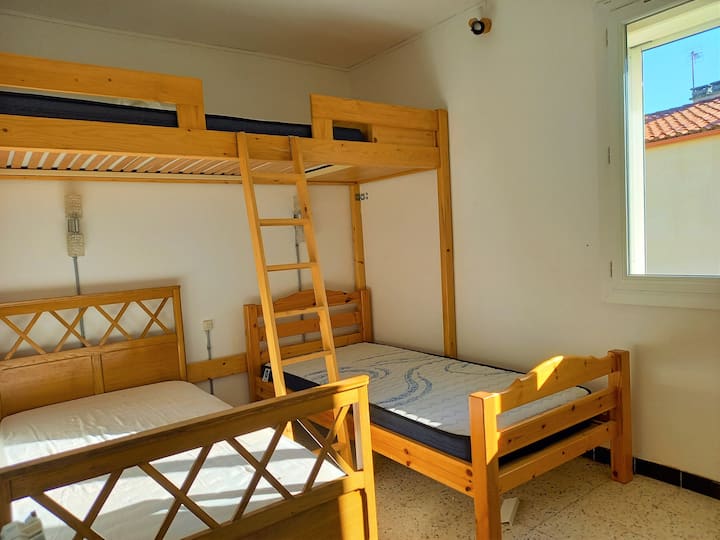 Dječja spavaća soba s 3 kreveta i ormarom za odlaganje. Svaki od njih ima svoje svjetlo.
