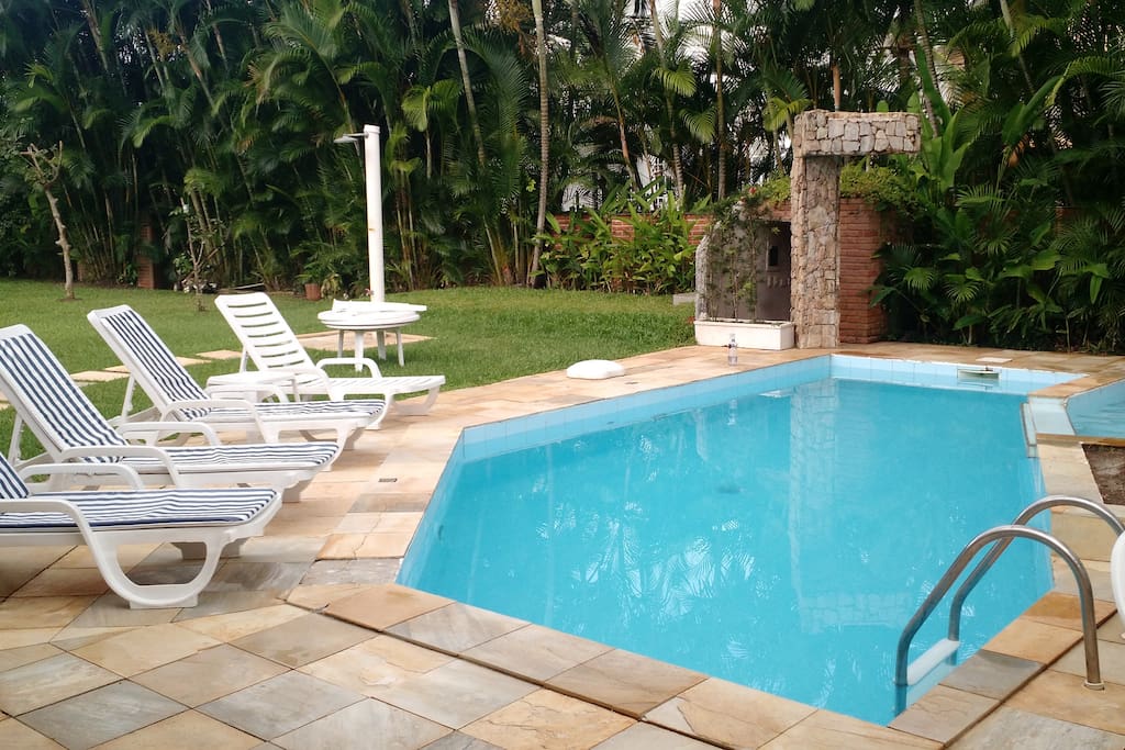 E da casa.Tem piscineiro diariamente, incluso no aluguel.