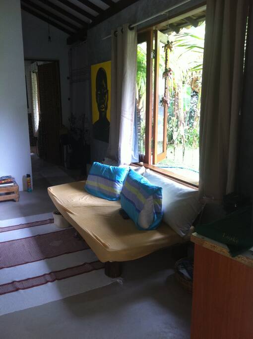 sofá na sala, cama de solteiro