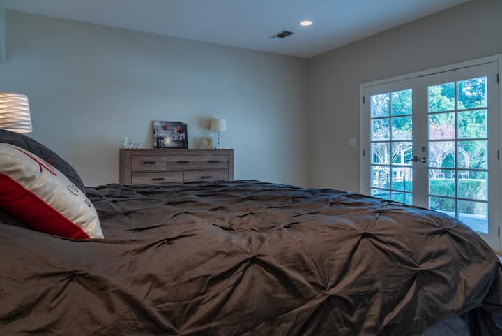 חדר שינה חמישי למטה הוא חדר שינה ראשי עם קינג סייז עם חדר רחצה צמוד וגישה לפטיו הקדמי