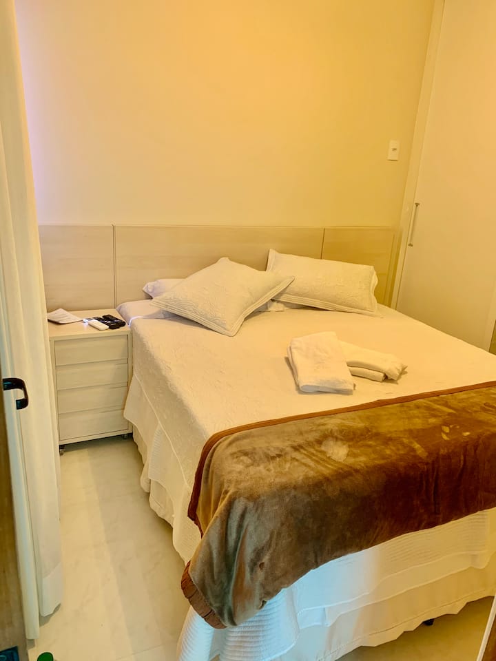 Hlavná spálňa s manželskou posteľou veľkosti queen size, káblovou televíziou a rozdelenou klimatizáciou! 