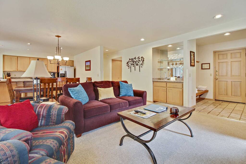 Couch,Furniture,Indoors,Room,Coffee Table