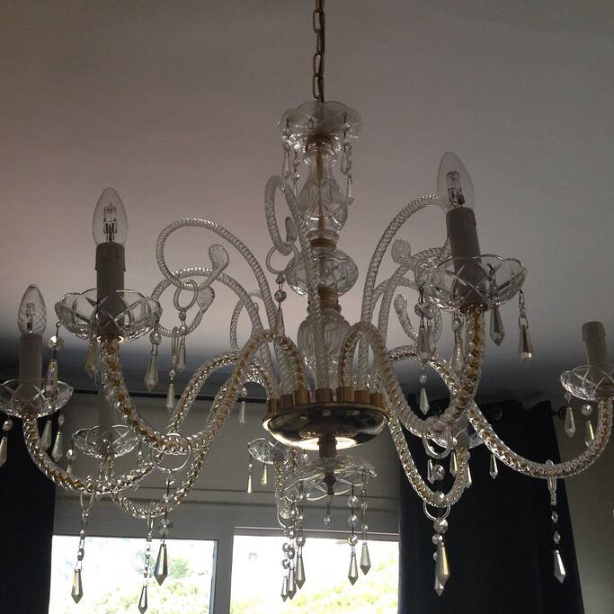 Particolare grande lampadario moderno in cristallo