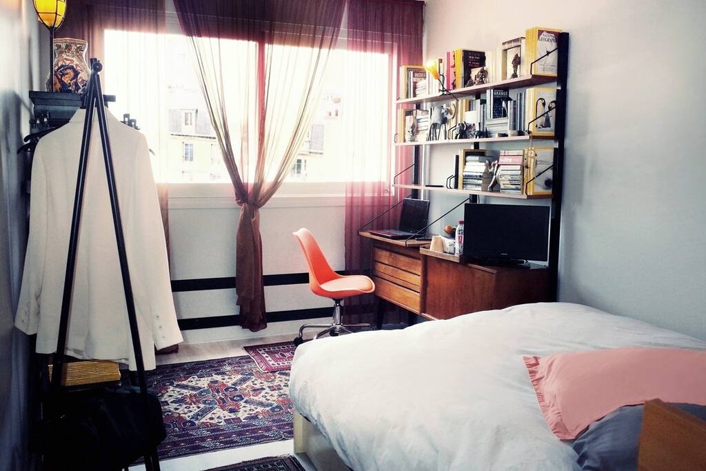 Literie et draps neufs, matelas épais, grande fenêtre. Peinture et parquet neufs. / New bedding and sheets, thick mattress, large window. New paint and floor.