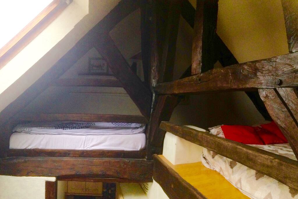 Les deux lits de la mezzanine.