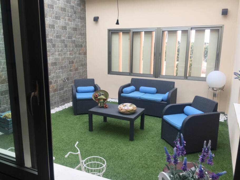 Patio interior para tomar el sol, relajarse, trabajar con portatil, leer etc.. wifi gratis en toda la casa