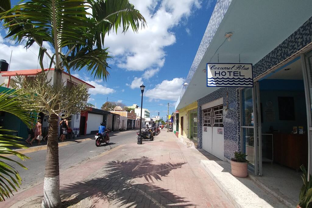 Ubicados a dos cuadras del Malecón, en el corazón del centro histórico de Cozumel