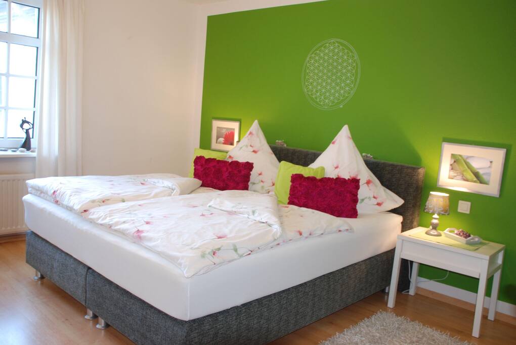 Das gemütliche Schlafzimmer mit einem neuen Boxspringbett.