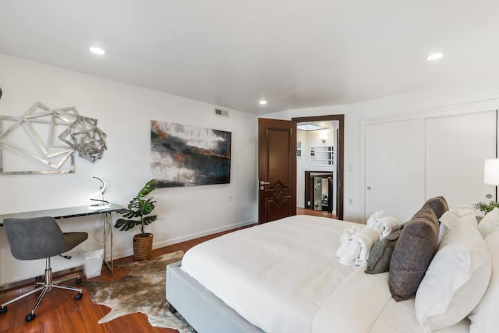 Spálňa s manželskou posteľou King Nafukovací matrac, skriňa a pracovňa