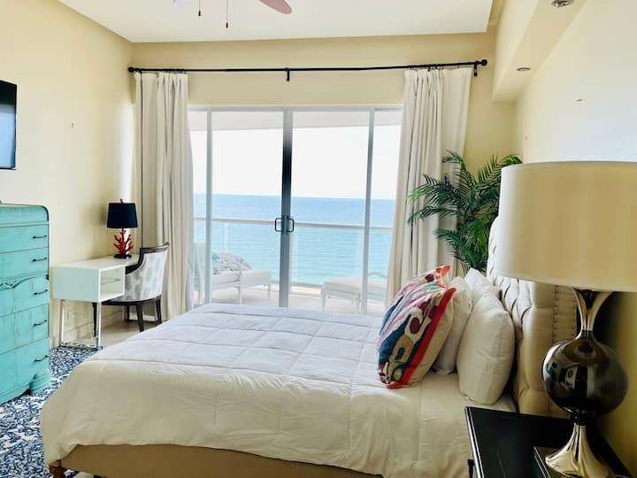 Probudite se u glavnoj spavaćoj sobi s pogledom na ocean koji oduzima dah