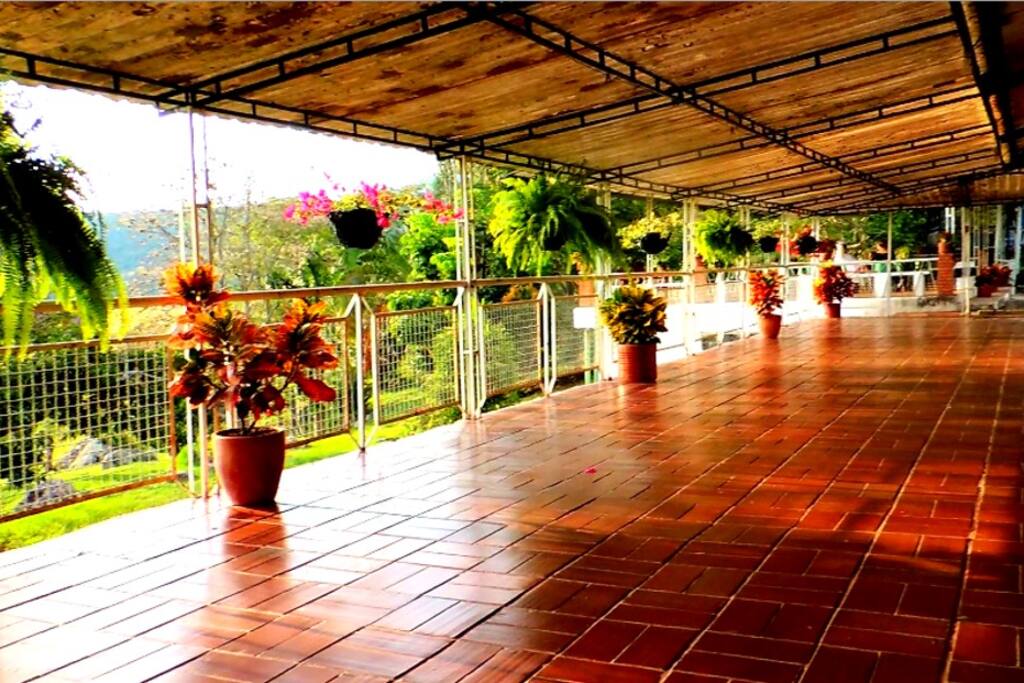 Pasillo de la casa principal. Conecta el comedor con la terraza