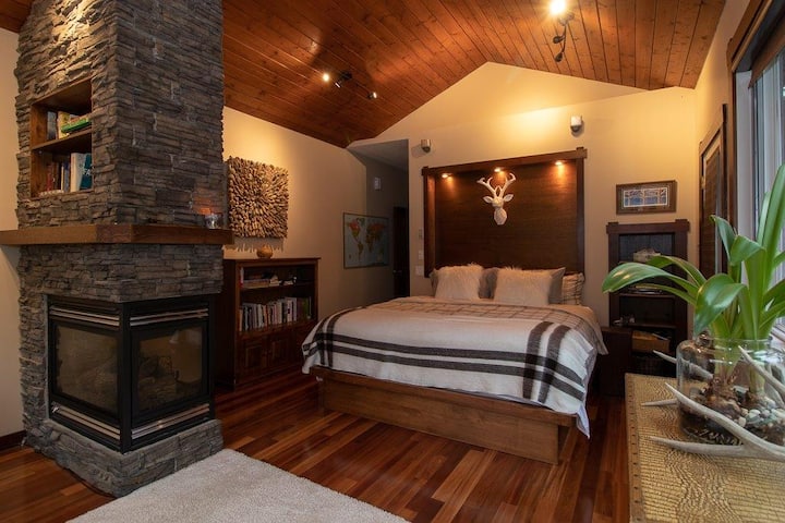 Bovensuite kingsize bed en natuurlijke gashaard