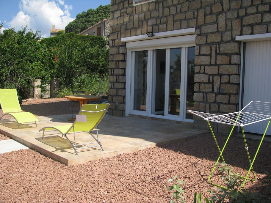 Dans un jardin au calme avec grande baie vitrée pour un logement de 50m2 lumineux