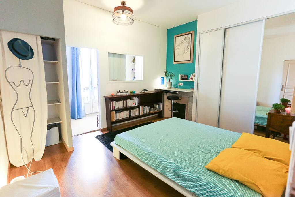 Chambre 1 avec lit double et petit bureau