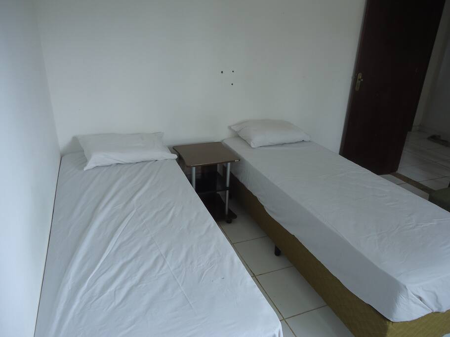 2 camas de solteiro ou 1 cama para casais.