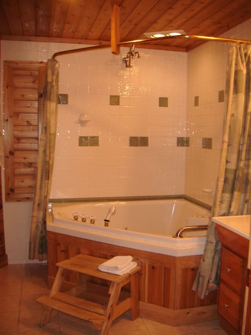 Cherry Room - private bath - Jacuzzi tub for two with shower