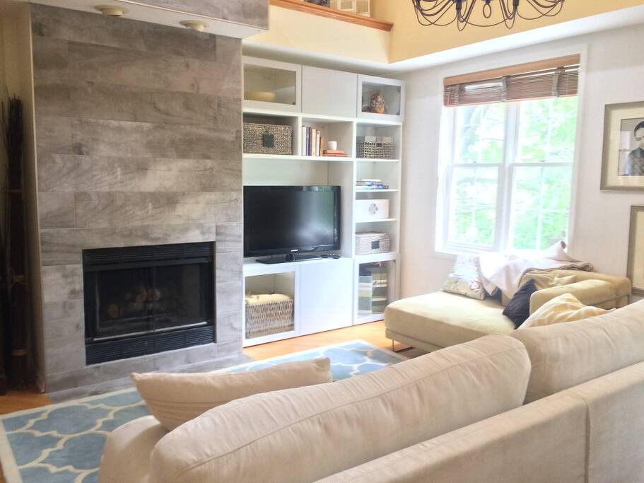 Lounge around the fireplace on comfy sofas after a Day out in Chicago