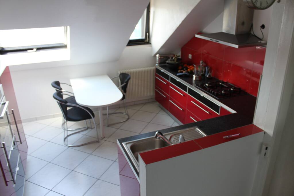 Cuisine équipée:
Table 4 personnes maxi,
Four électrique à air pulsée, 4 feux à gaz, grille pain, cafetière simple, lave-vaisselle, de nombreux ustensiles de cuisine, pas de four micro-onde, pas de machine à expresso
