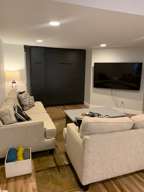 Successful Airbnb property: Private Guest Suite w/ Kitchen, W/D, TV, Wifi in Berkley