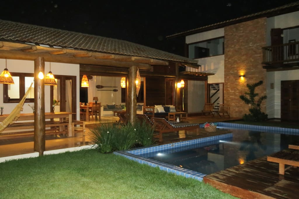 vista do jardim para a casa à noite
