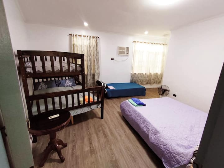 客厅可欣赏卧室的美景。

照片中： 1张双层床、1张单人折叠床和1张标准双人床。 