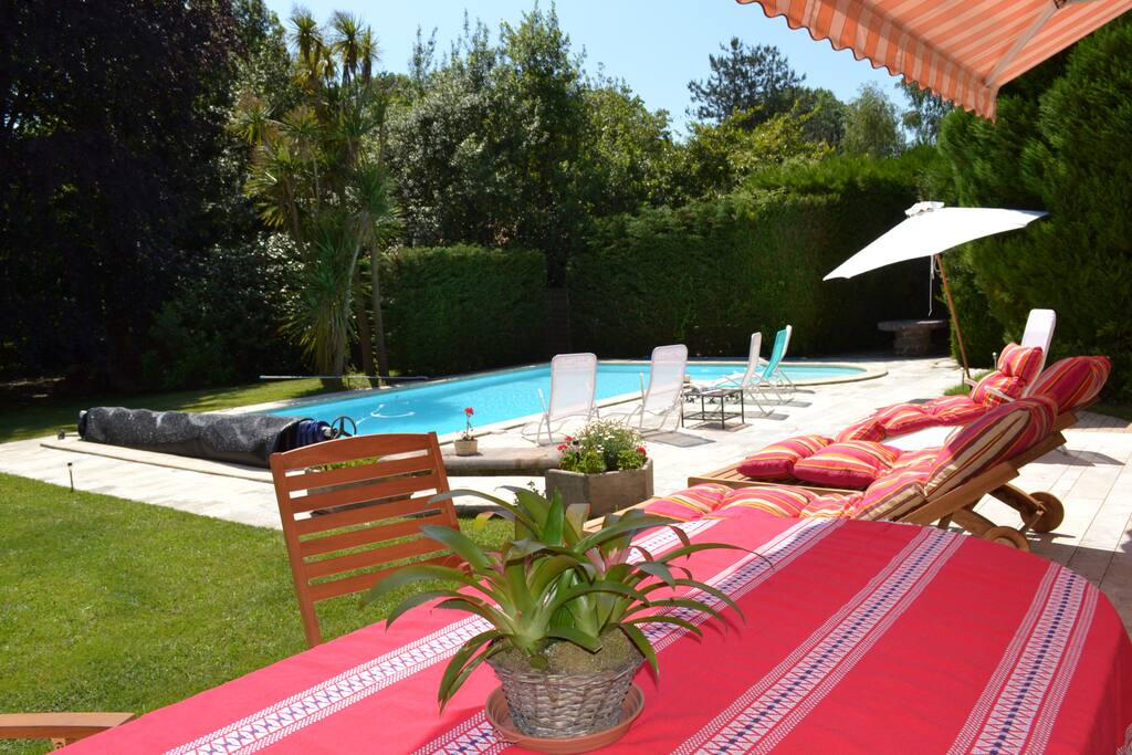 terras met zwembad