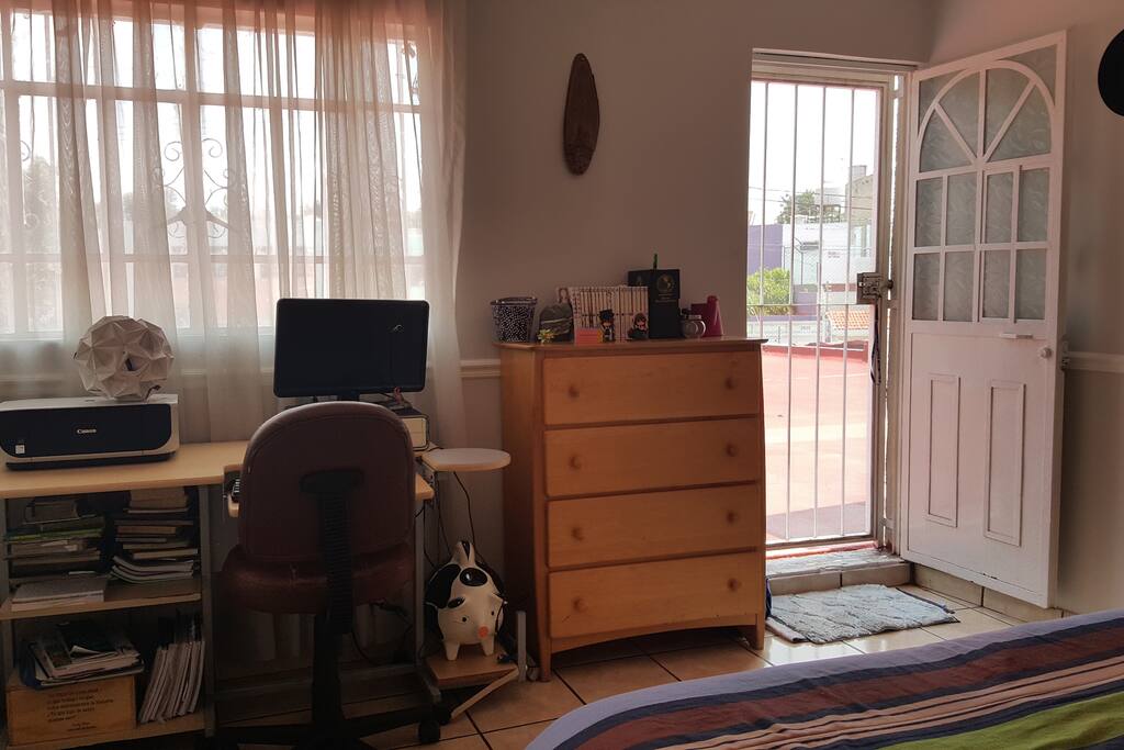 Escritorio y comoda