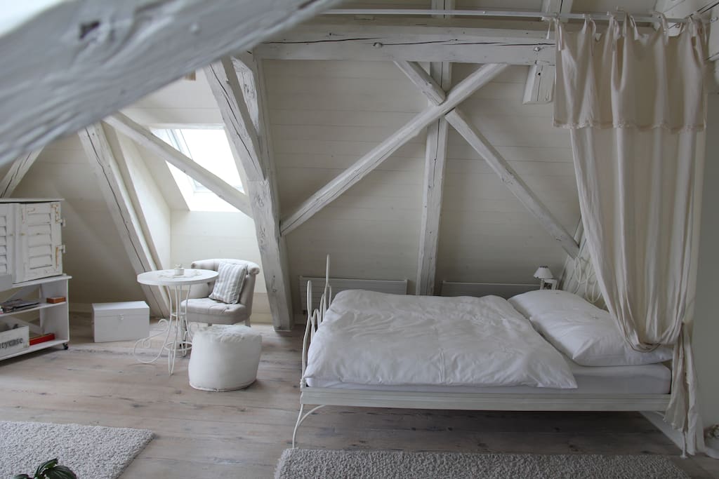 Zimmer Blanche, grosszügiges, helles Zimmer für 2-3 Personen, Sofabereich, Arbeitsplatz, grosszügiges Bad. Überwältigende Aussicht auf die Berge./ Room Blanche, spacious, bright room for 2-3 persons, lounge area, workstation and spacious bathroom. Overwhelming view of the mountains.