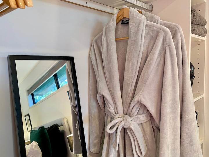 La "Habitación Tui" con hermosas batas de felpa de algodón de verano o invierno, spray para dormir Lavender y un espejo de cuerpo entero en el armario doble.