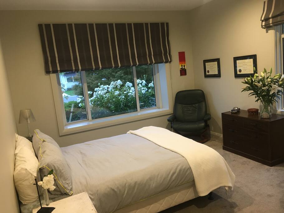 Guests queen bedroom