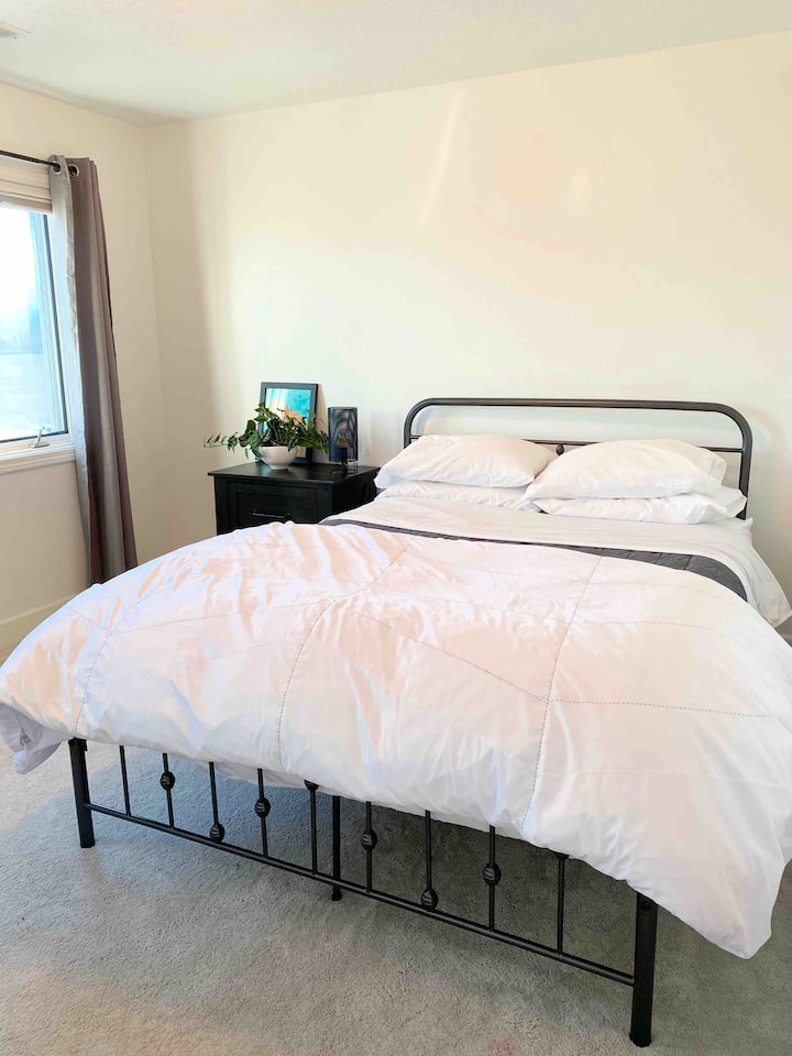 Este dormitorio cuenta con cama tamaño queen y TV de pantalla plana.