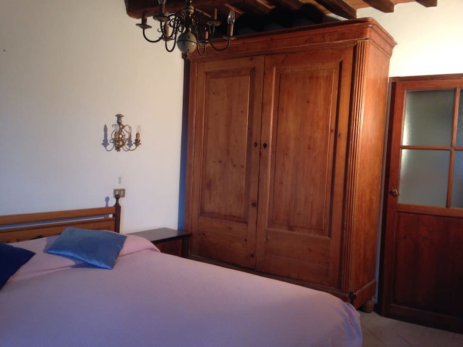 Camera dal letto con la porta del bagno