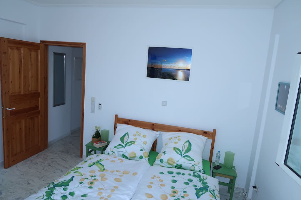 großes Schlafzimmer mit Doppelbett