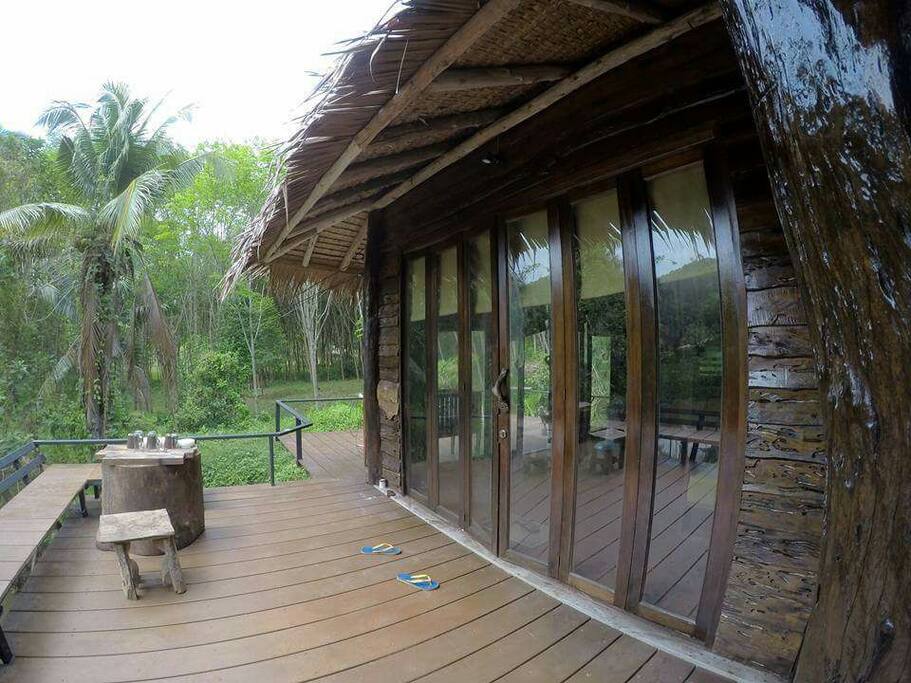 เรามีระเบียงบ้านที่ยื่นลงไปในบึงน้ำ.....ทำให้มีบรรณยากาศแบบบ้านริมน้ำ เราจะมานั่งเล่นมองปลาในบึงใด้จากมุมนี้ครับ