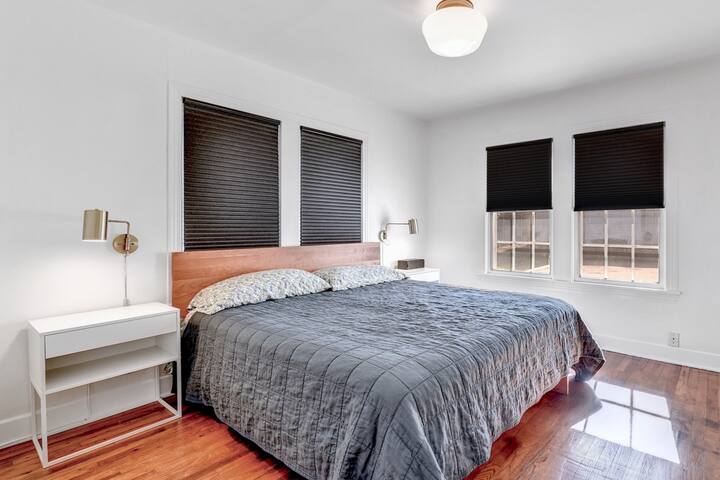DORMITORIO 1 
Habitación cómoda con cama king.  Conces ajustables junto a la cama en ambas habitaciones para acurrucarse con un libro a la hora de acostarse.  
Persianas opacas para un sueño reparador.  Armario para ropa.  
Espacio de trabajo en el escritorio.