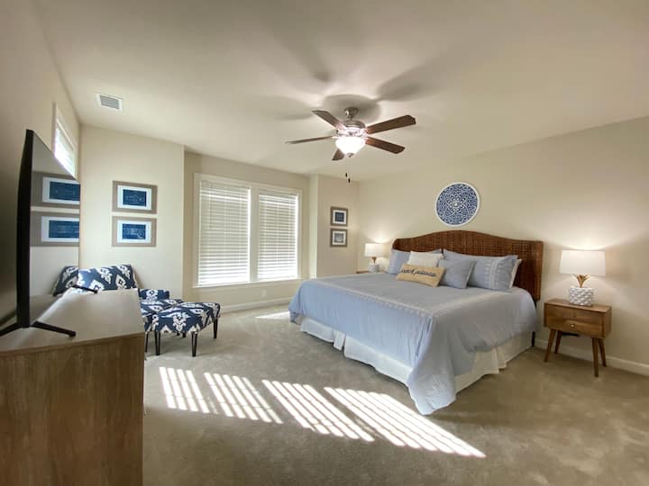 Spavaća soba br. 4, privatna spavaća soba u prizemlju s bračnim krevetom.  Nudi miran prostor daleko od ostatka kuće.  Opremljen pametnim televizorom.