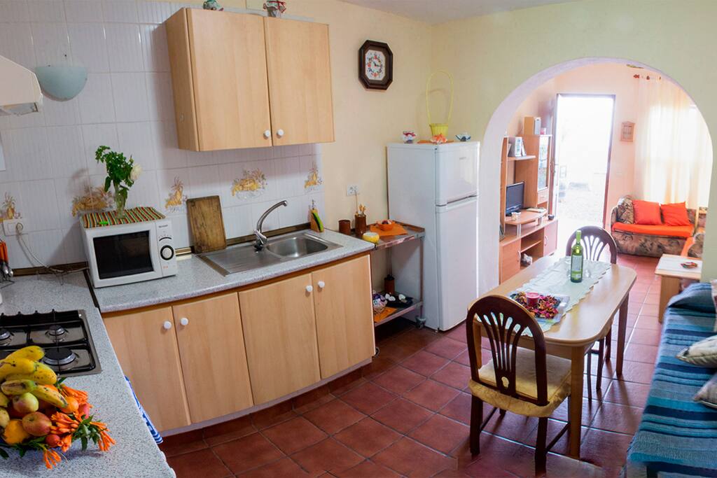 Cocina completa y comedor