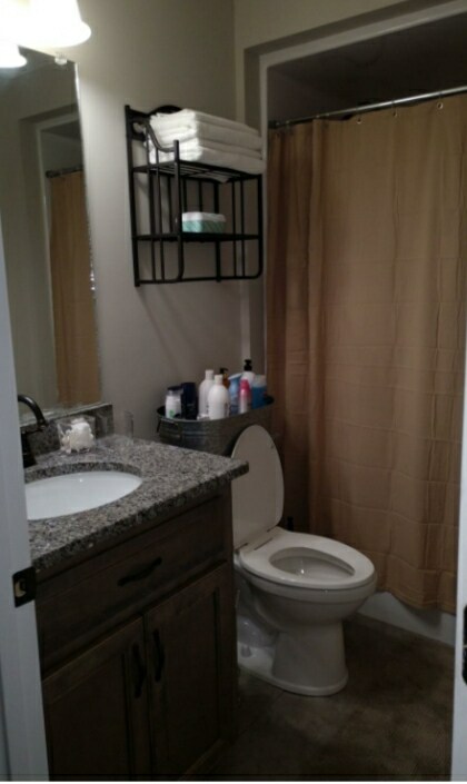 ห้องน้ำรวมพร้อมอ่างอาบน้ำขนาดใหญ่ 