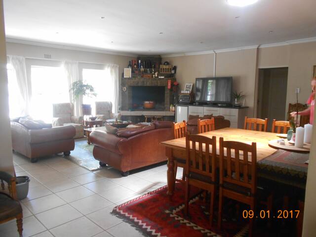 Friendly Openplan Family House in Durbanville gallery image 4