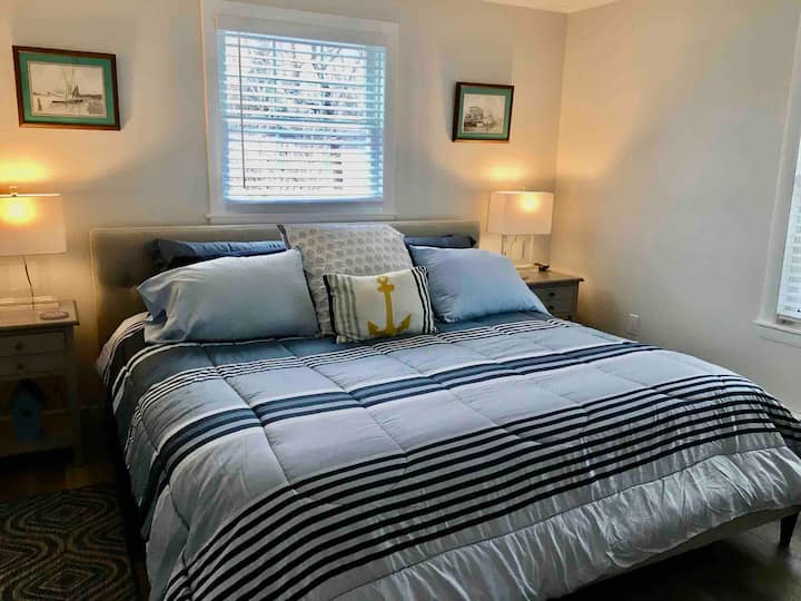 غرفة نوم ثانية بسرير بحجم كبير