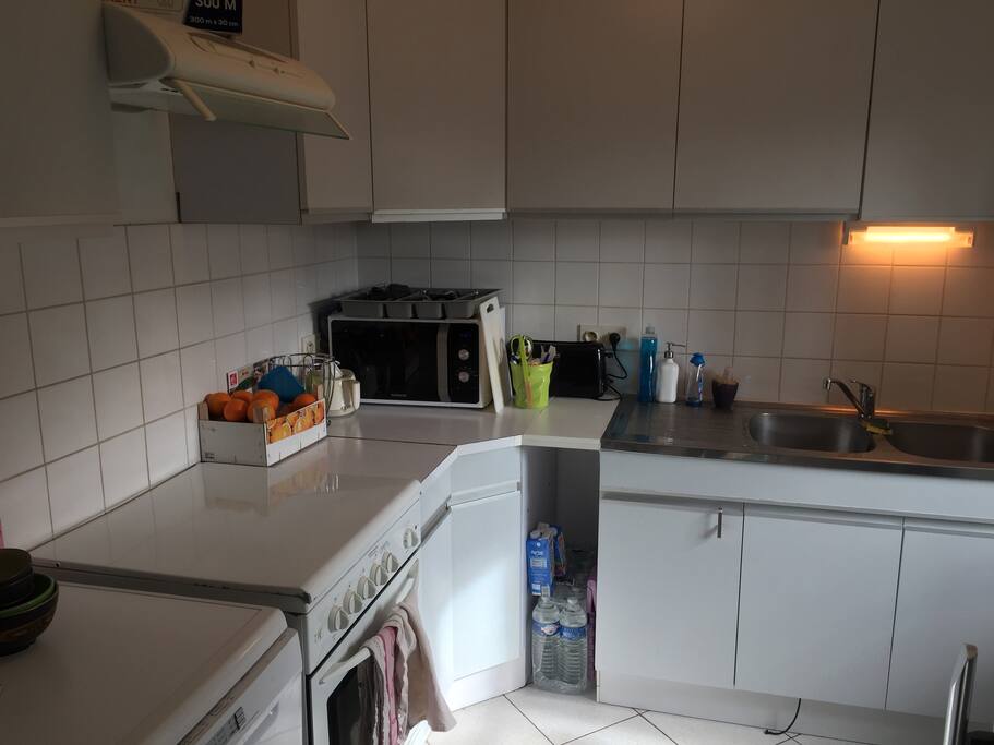 Cuisine avec four . Micro ondes . Lave vaisselles