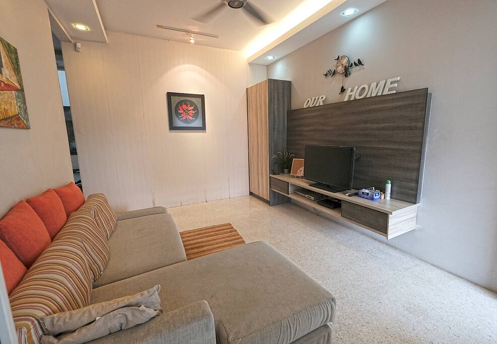 fivehouz | cosy and relaxing living hall for socializing, reading or watching movies - comes with high speed broadband connection, too