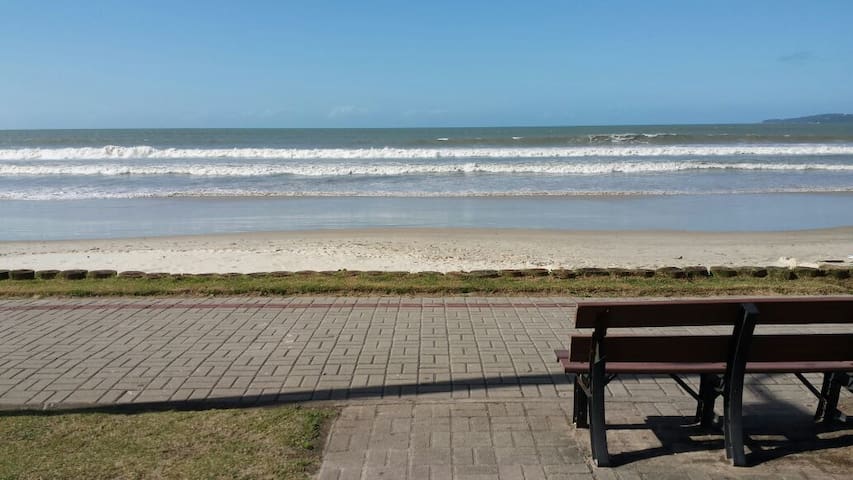 Fique no centro a 40 metros do mar ! (Ar e Wi-Fi)